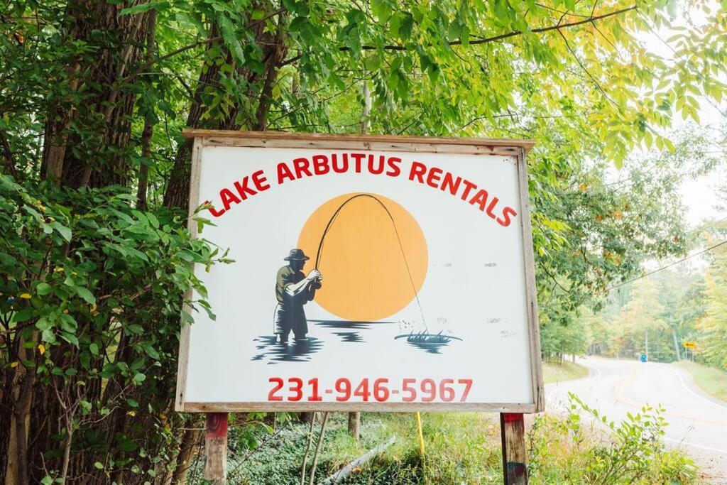 Cozy Cottage On Arbutus Lake Traverse Stadt Exterior foto